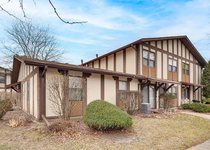 3 Mi To Credit Union 1 Amphitheatre: Suburban * Country Club Hills